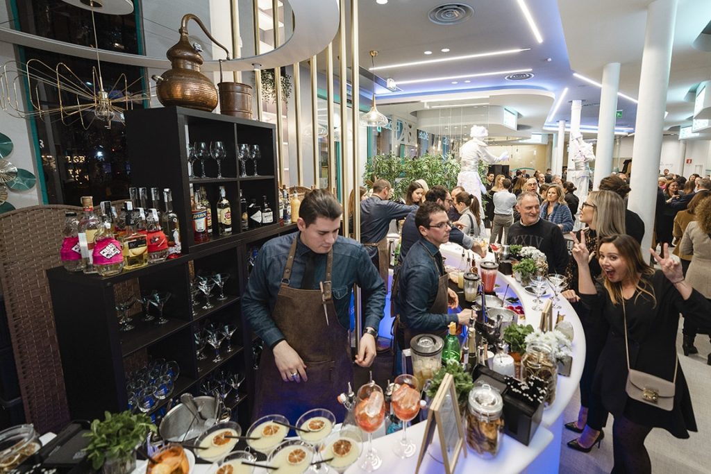 Inauguración B Cruises. Servicio coctelería