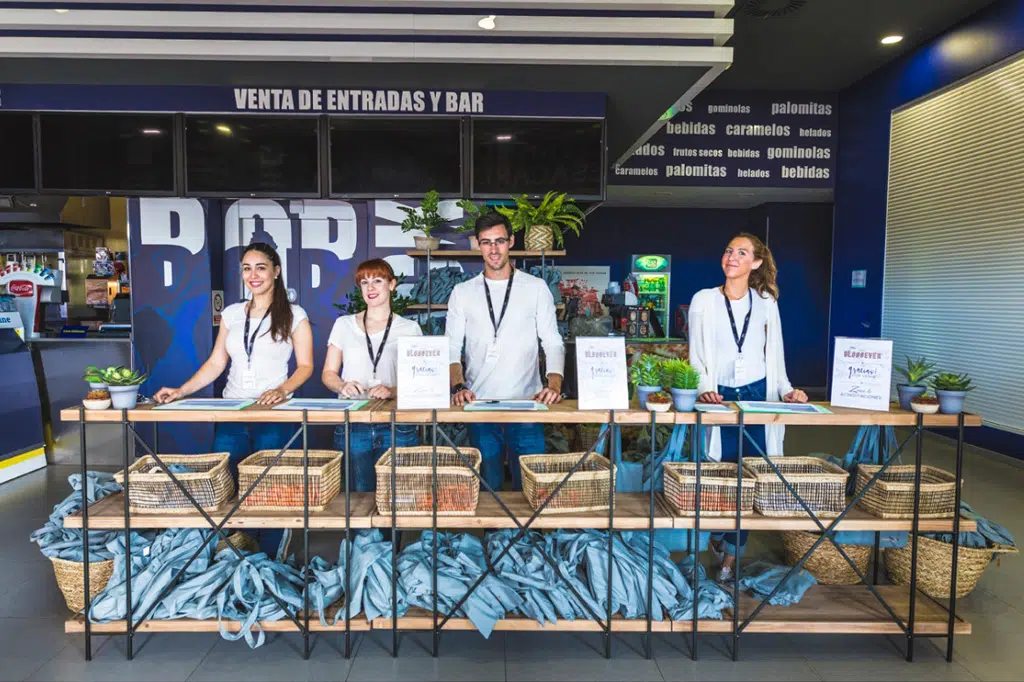 Fondo. Azafatas y azafatos: el plus que tus eventos necesitan